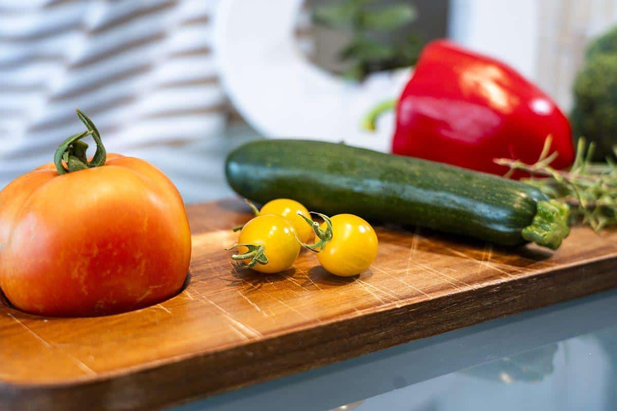 Verdure fresche su un tagliere
